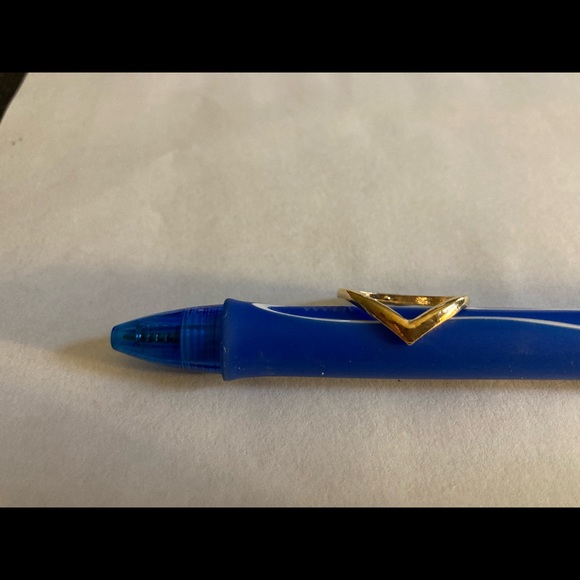 Gold color costume jewelry, V design, Ring - Picture 4 of 7